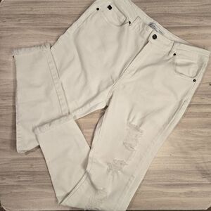 Kancan Maurices 12 / 31 White High Rise Frayed Ankle Skinny Distressed Jeans.